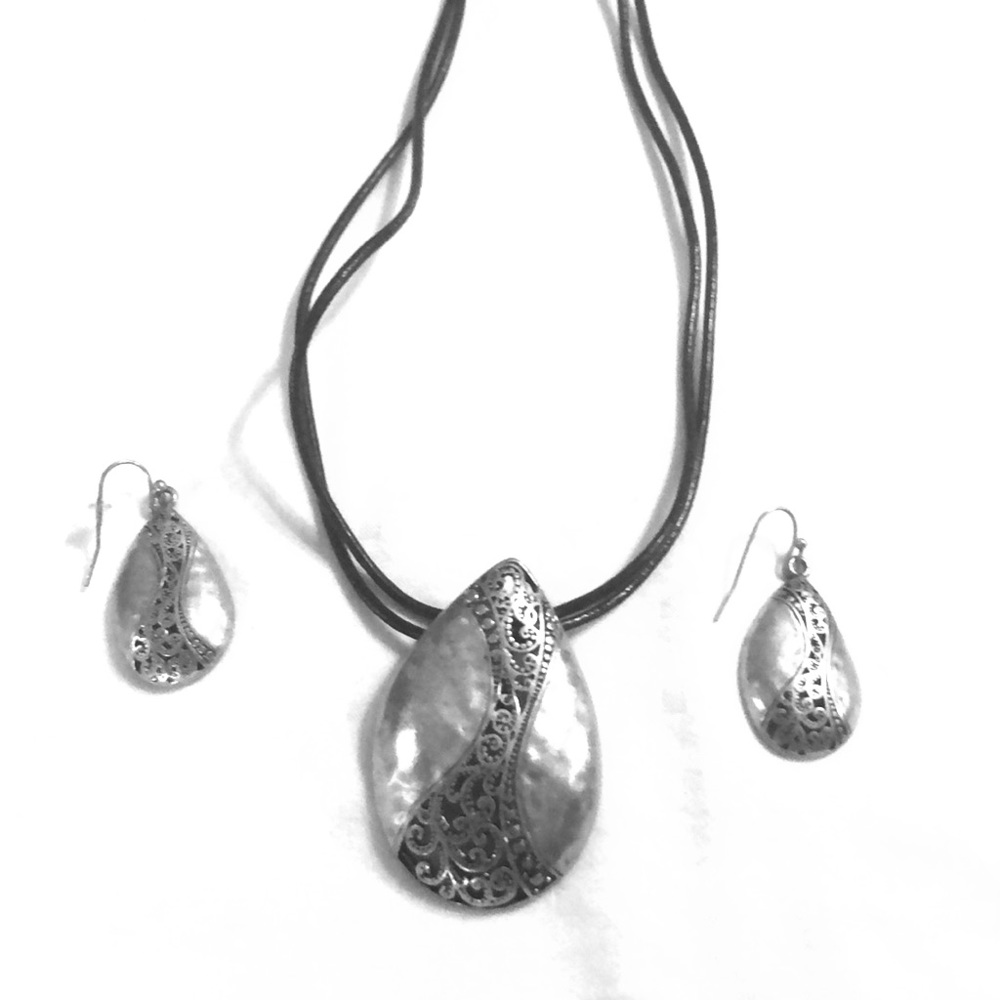 Necklace -earring set